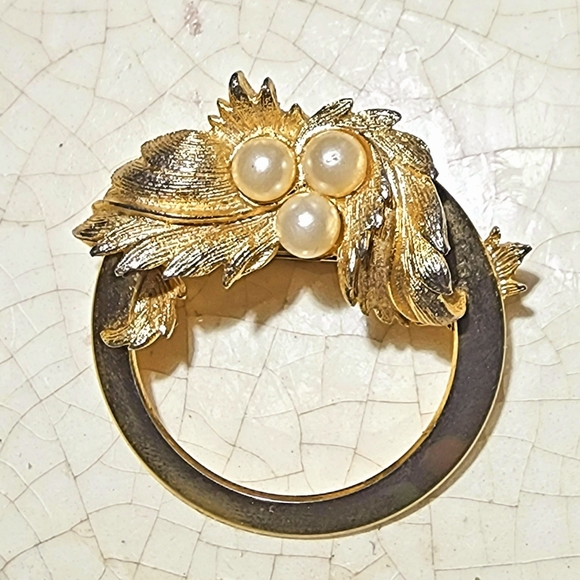 Vintage Sarah Coventry ornate leaf brooch with 3 faux pearls, cottagecore - Picture 3 of 4